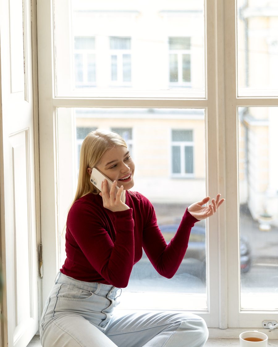 Ügyfél telefonon egyeztet a WinPlast tanácsadójával