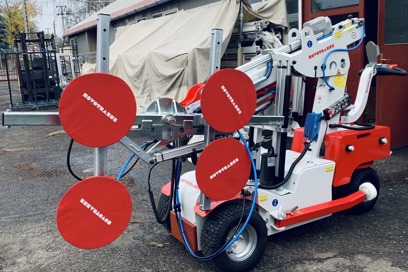 KS 400 Offroad vákuumos üvegemelő és mozgató robot a WinPlast telephelyén