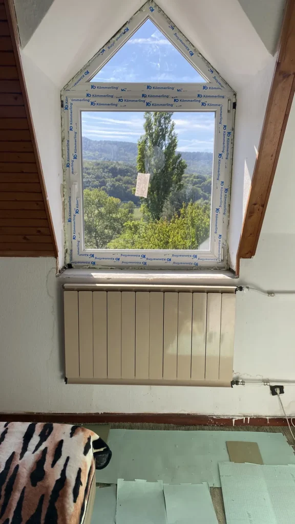 Csúcsos tetőtéri ablak a beépítés után
