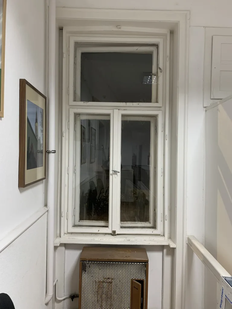 Régi fa ablak a lépcsőházban a csere előtt