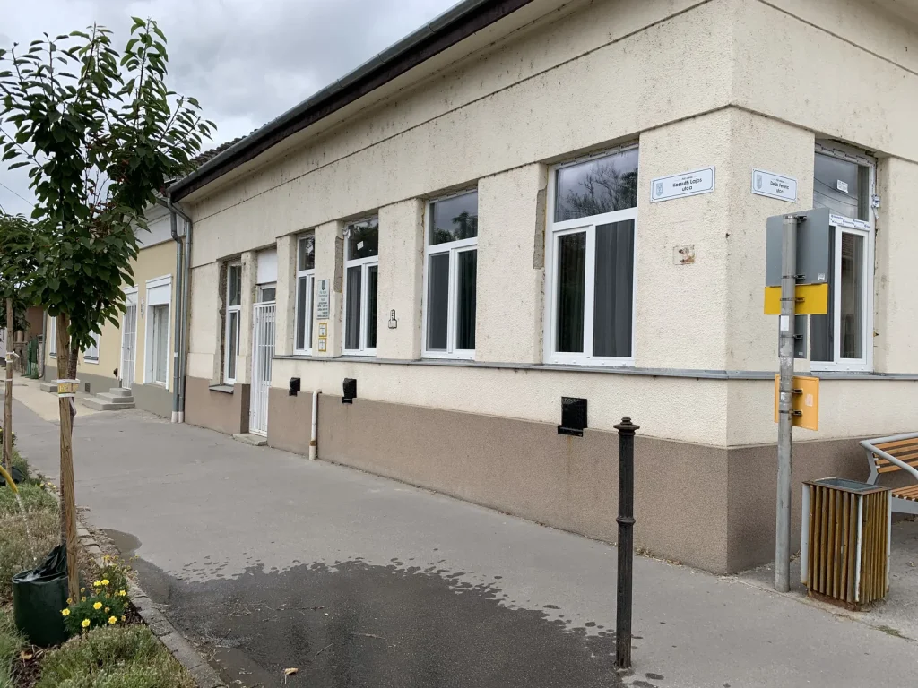 A Városgazdálkodási Hivatal homlokzata az új ablakokkal