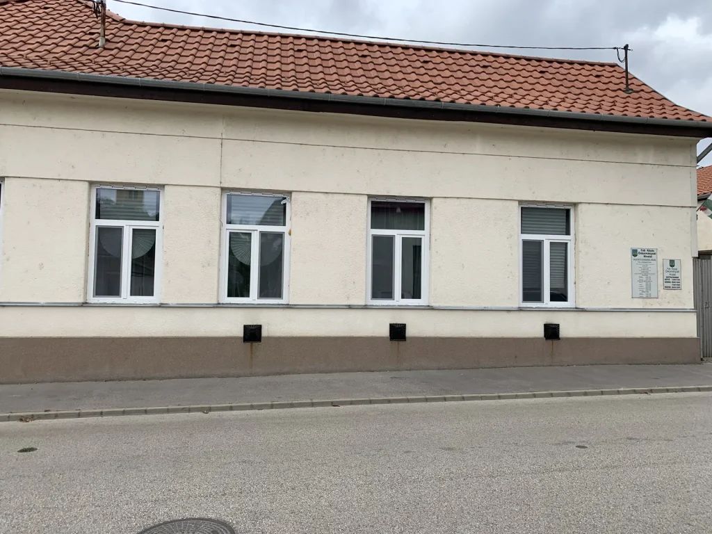 Az épület oldalhomlokzata az új fehér ablakokkal