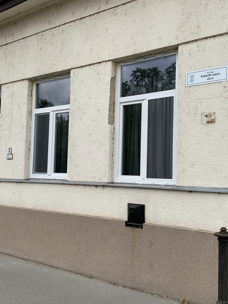 Új ablakok közelről a homlokzaton