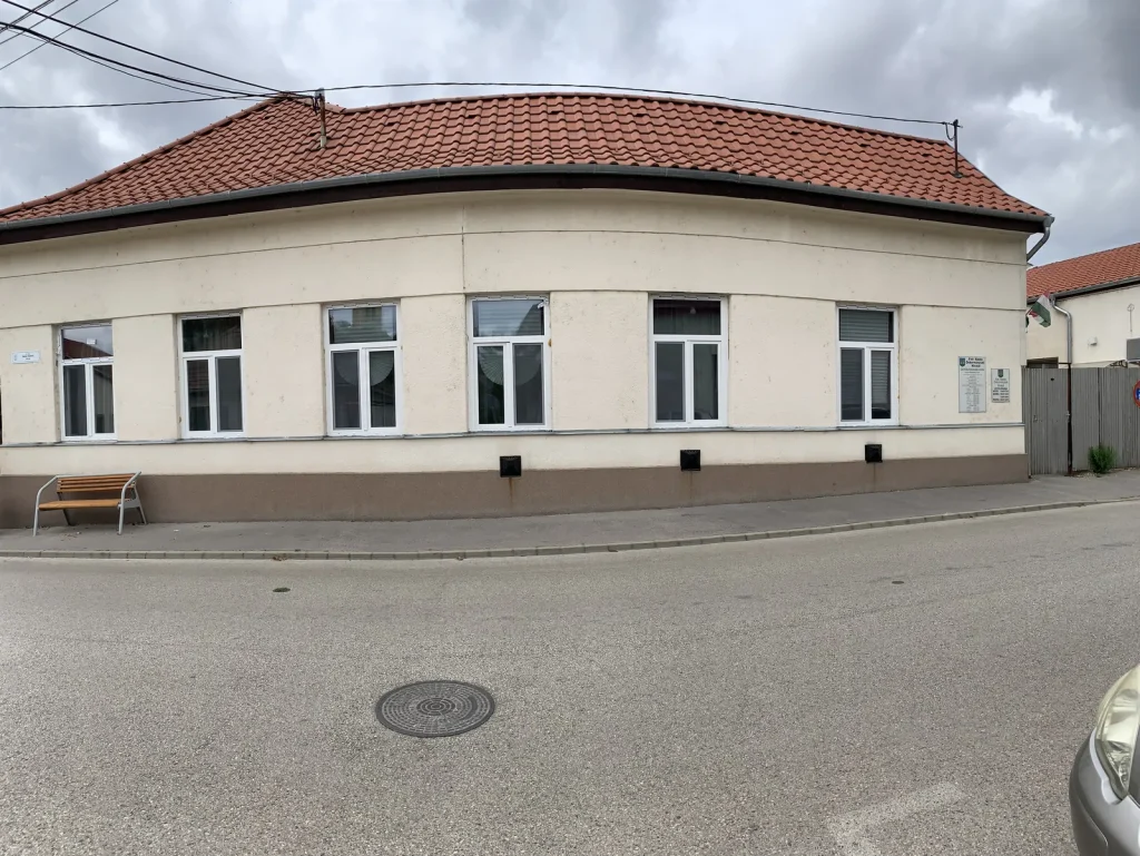 Az épület sarka az új nyílászárókkal